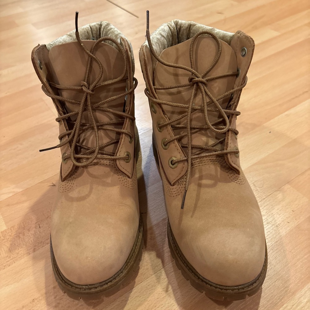 Women’s Timberland Boots - Picture 2 of 3